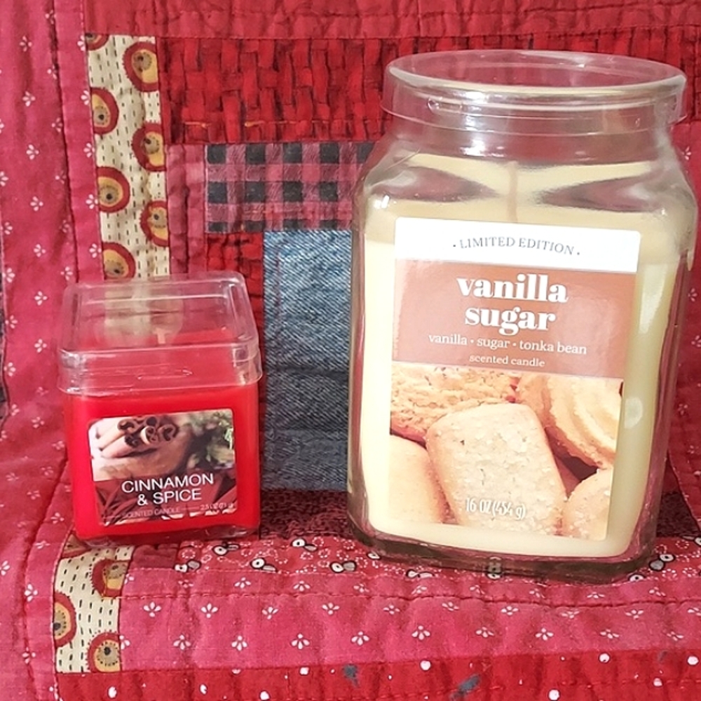 2 SCENTED CANDLES
